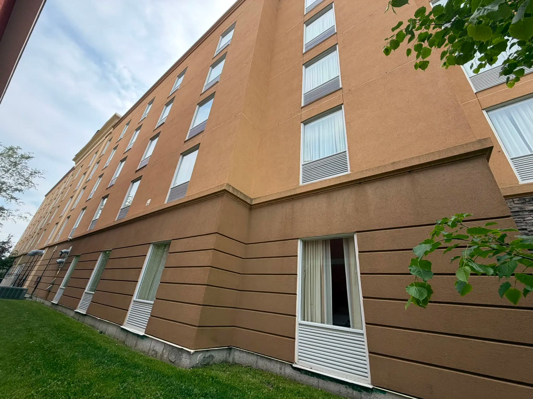 Hampton Inn, Greater Sudbury — The old stucco field close up, banding and window heads