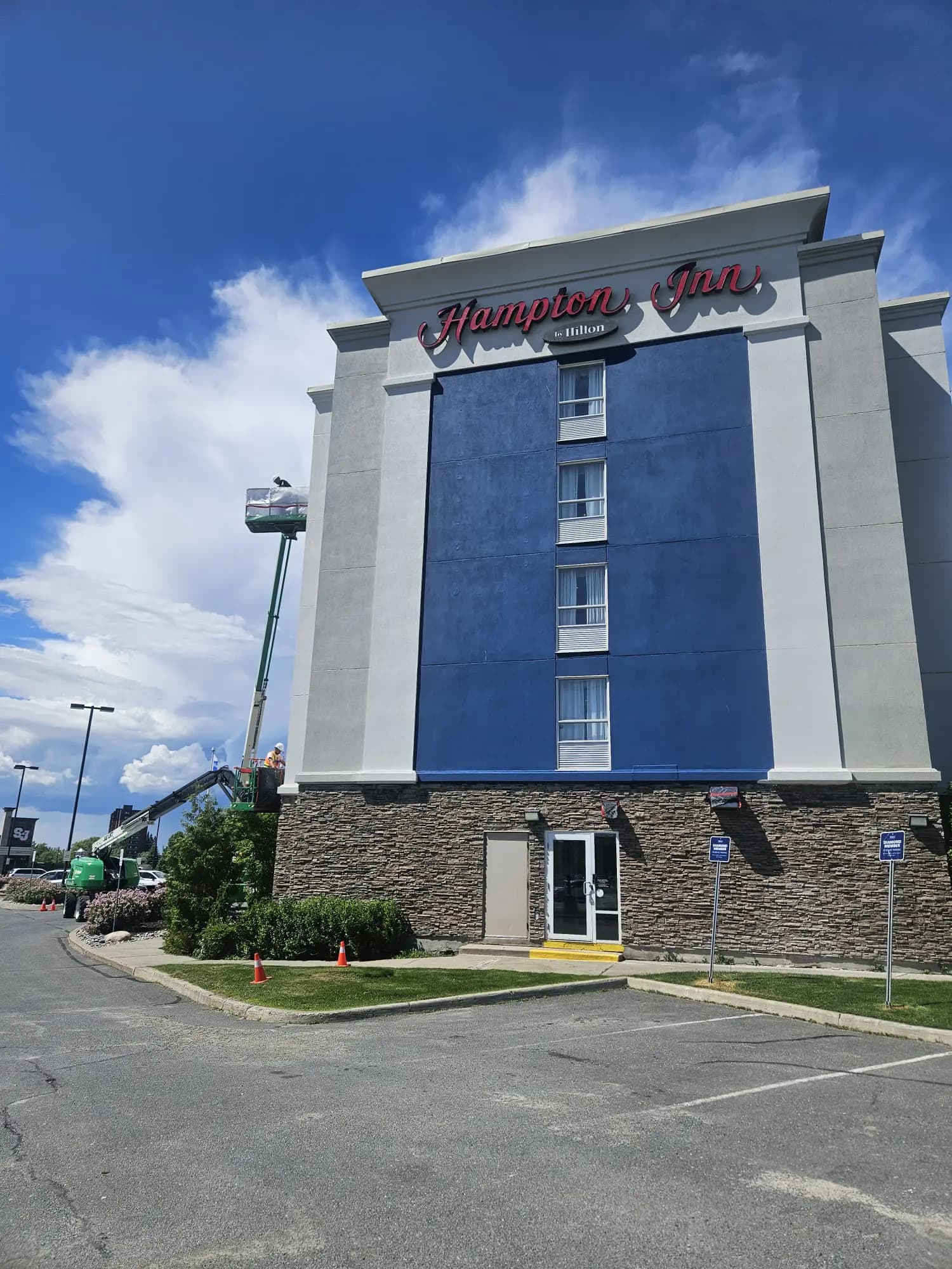 Hampton Inn, Greater Sudbury — Navy going on the sign tower, worked from the basket