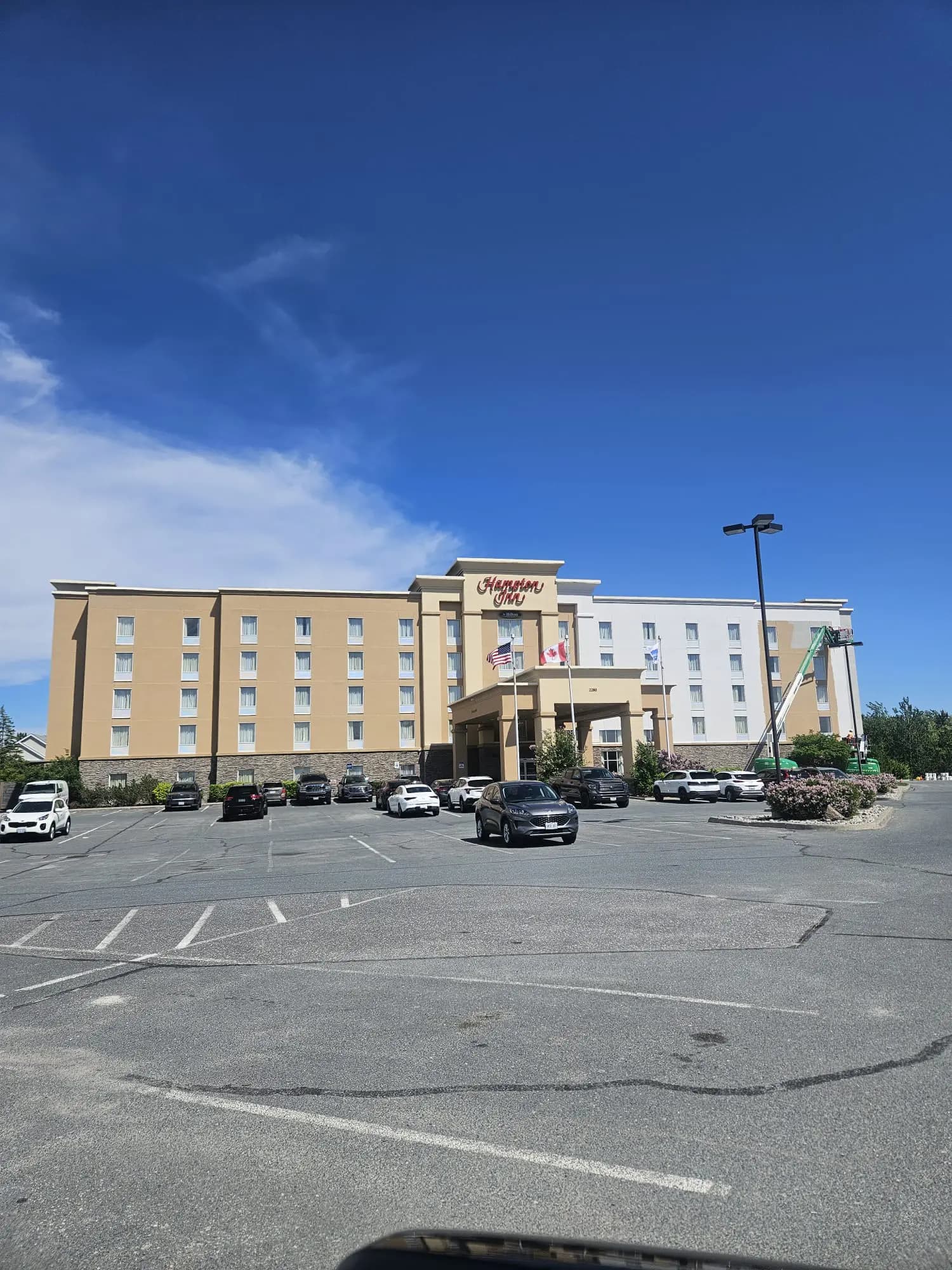 Hampton Inn, Greater Sudbury — Part way: the new white wing beside the beige one still to come