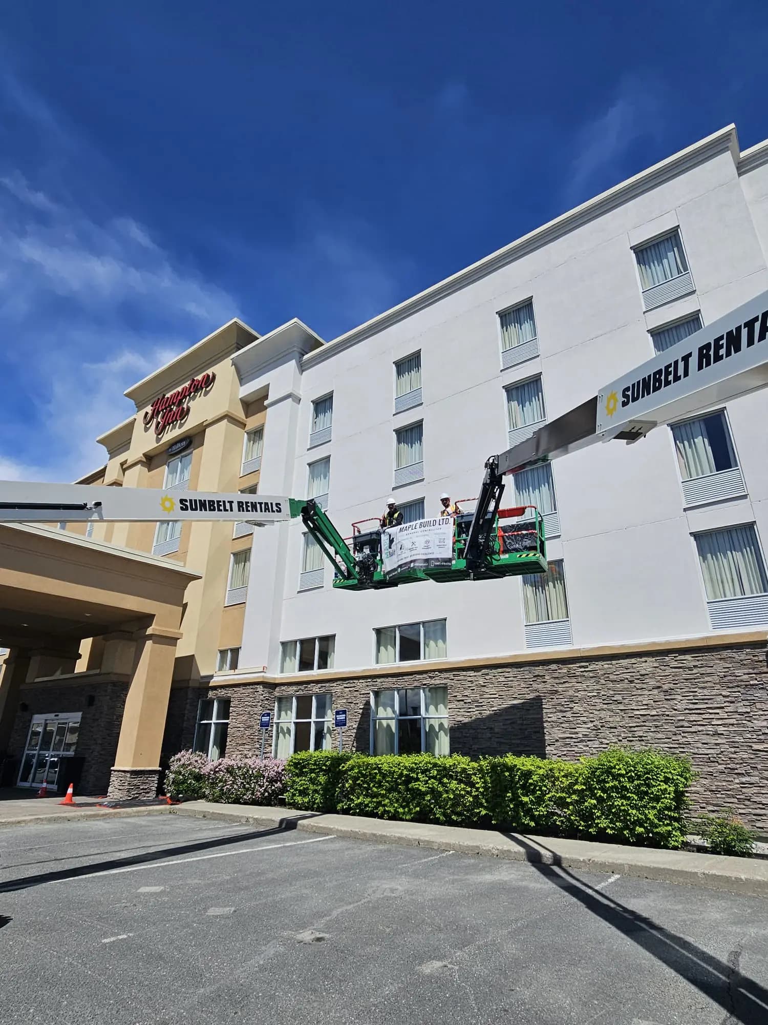 Hampton Inn, Greater Sudbury — Long view with the last lift still up at the far end