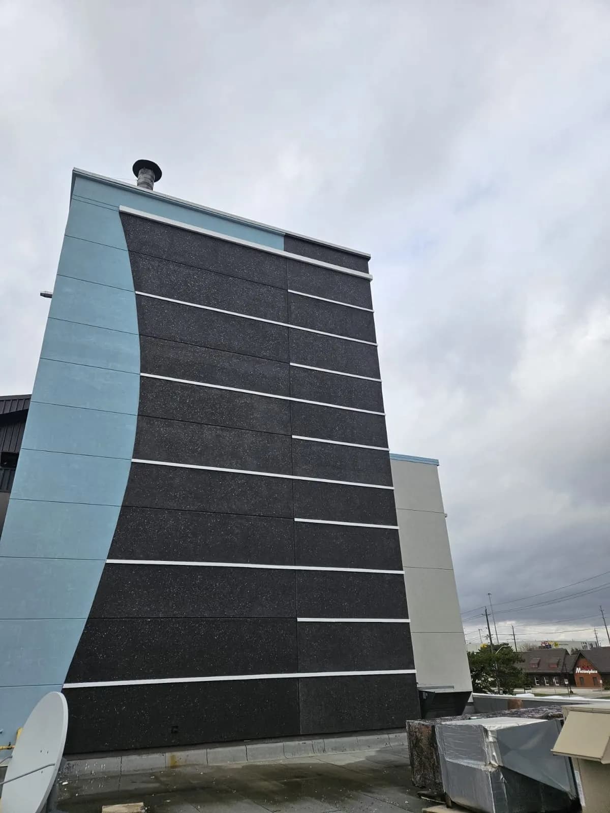 Holiday Inn, Burlington — Tower from the low roof, banding stepped floor by floor