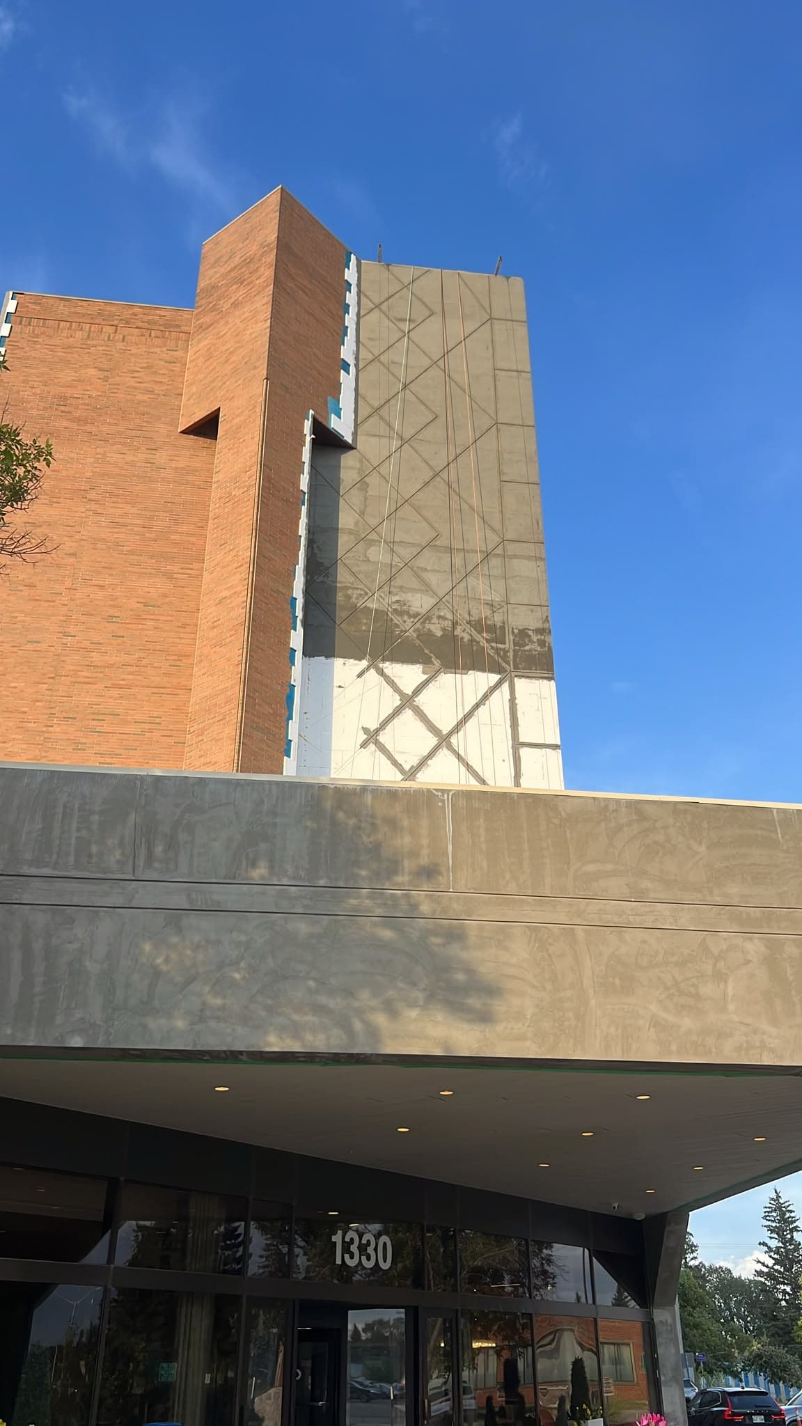 Holiday Inn, Winnipeg (1130 Pembina Highway) — 
